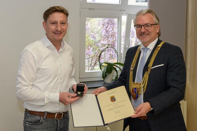 Ehrenring der Stadt Mülheim für Tim Giesbert; hier mit Oberbürgermeister Marc Buchholz. | Foto: Zur Verfügung gestellt von: Walter Schernstein