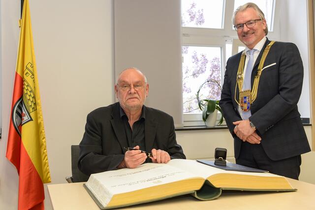 Ehrenring der Stadt Mülheim für Norbert Striemann; hier mit Oberbürgermeister Marc Buchholz. | Foto: Zur Verfügung gestellt von: Walter Schernstein