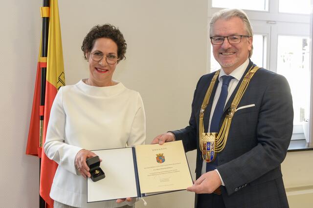 Ehrenring der Stadt Mülheim für Eva-Maria Wald-Striedelmeyer; hier mit Oberbürgermeister Marc Buchholz. | Foto: Zur Verfügung gestellt von: Walter Schernstein