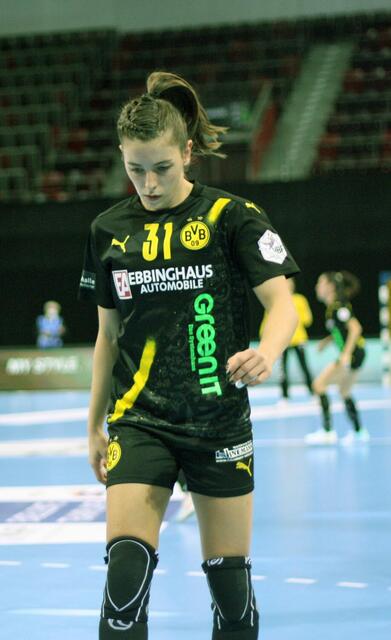 Kelly Vollebregt (RA) in der ersten Hälfte des Matches in der MHP Arena in Ludwigsburg versus die SG BBM Bietigheim. Die Borussia siegte klar mit 28:22 und stellte die Weichen Richtung Meisterschaft. Kelly Vollebregt, die 2019 von den Tussies aus Metzingen zum BVB kam, wird nächste Saison Odense Handbold verstärken.
FotoArchiv Merkel+Merkel