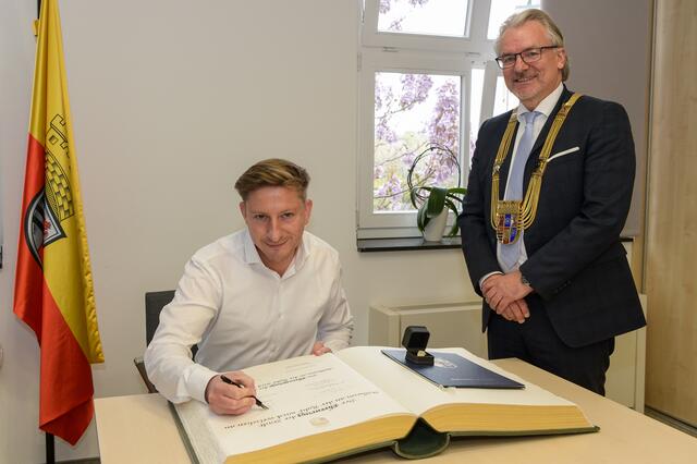 Ehrenring der Stadt Mülheim für Tim Giesbert; hier mit Oberbürgermeister Marc Buchholz. | Foto: Zur Verfügung gestellt von: Walter Schernstein