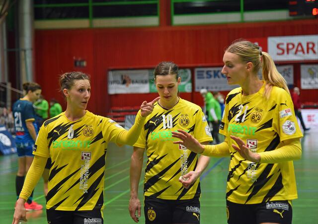 Clara Monti Danielsson, Inger Smits und Kelly Dulfer (von links) nach dem Auswärtserfolg im Januar 2021 in der Neckarsulmer Ballei (31:29). Es war das wohl engste Match für die Borussia in dieser Spielzeit.
FotoArchiv Merkel+Merkel