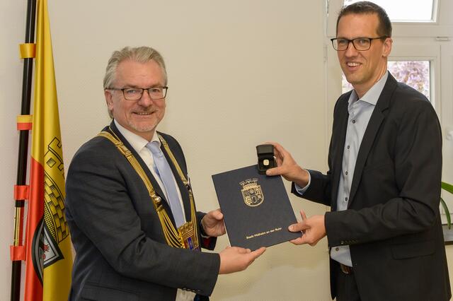 Ehrenring der Stadt Mülheim für Frank Blum; hier mit Oberbürgermeister Marc Buchholz. | Foto: Zur Verfügung gestellt von: Walter Schernstein