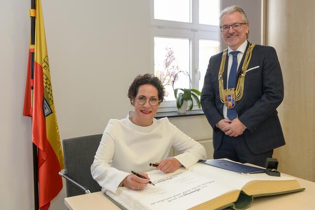 Ehrenring der Stadt Mülheim für Eva-Maria Wald-Striedelmeyer; hier mit Oberbürgermeister Marc Buchholz. | Foto: Zur Verfügung gestellt von: Walter Schernstein
