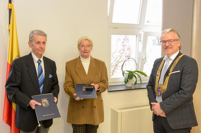 Ehrenspangen der Stadt Mülheim für Karin und Bernd Landfermann; hier mit Oberbürgermeister Marc Buchholz. | Foto: Zur Verfügung gestellt von: Walter Schernstein