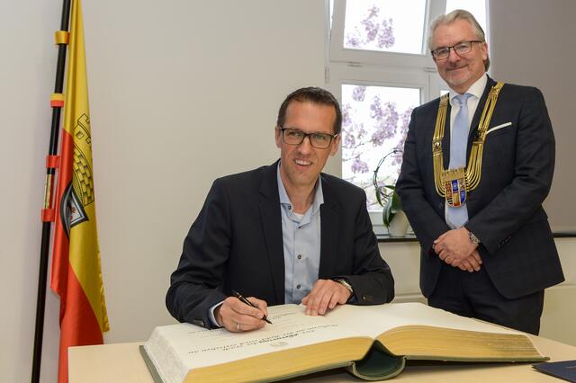 Ehrenring der Stadt Mülheim für Frank Blum; hier mit Oberbürgermeister Marc Buchholz. | Foto: Zur Verfügung gestellt von: Walter Schernstein