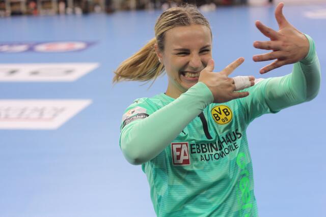 Rinka Duijndam nach dem wichtigen 28:22-Sieg in der Ludwigsburger MHP Arena am 30.Oktober 2020 vor 500 Zuschauern ...
Wechselt zum Thüringer HC, nachdem sie in der Rückrunde nur noch Nummer drei im Borussia-Gehäuse war.
FotoArchiv Merkel+Merkel