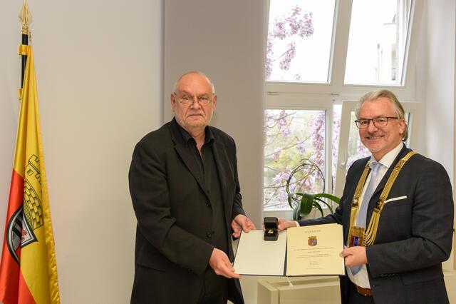 Ehrenring der Stadt Mülheim für Norbert Striemann; hier mit Oberbürgermeister Marc Buchholz. | Foto: Zur Verfügung gestellt von: Walter Schernstein