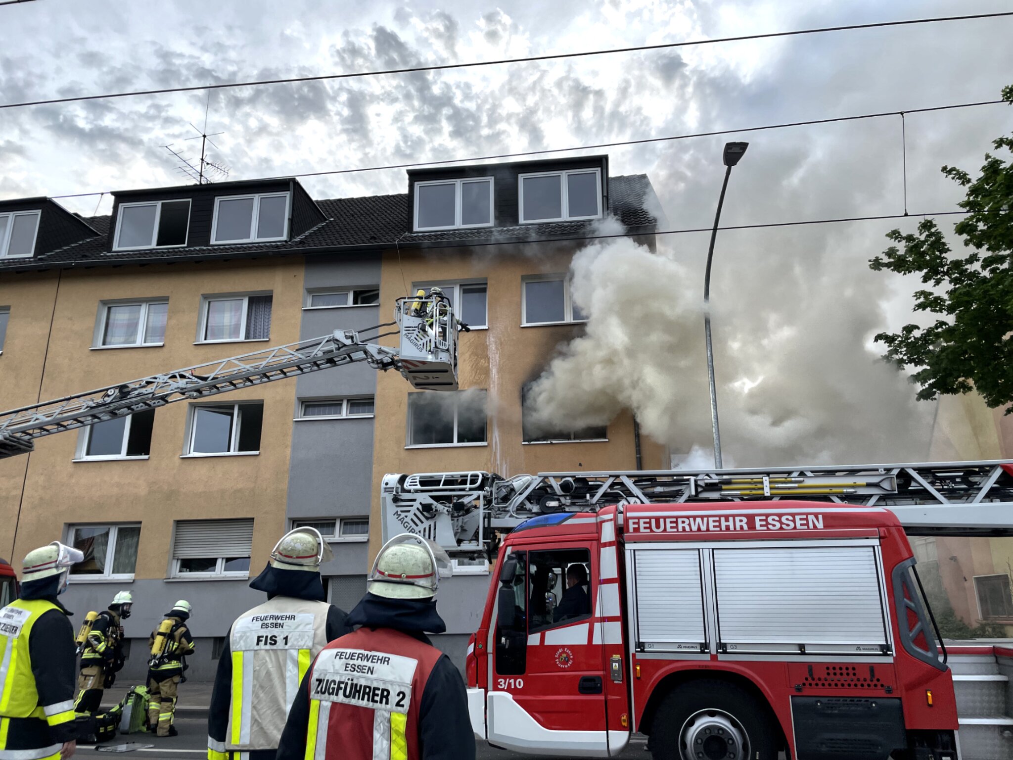 Großer Einsatz für die Essener Feuerwehr Brand im Mehrfamilienhaus in