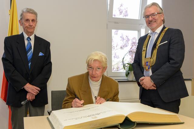 Ehrenspangen der Stadt Mülheim für Karin und Bernd Landfermann; hier mit Oberbürgermeister Marc Buchholz. | Foto: Zur Verfügung gestellt von: Walter Schernstein