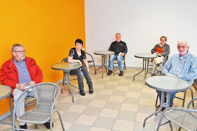 Freuen sich für ihre Kunden und Kundinnen über die Eröffnung der "neuen" Gocher Tafel (von links): Werner Pennekamp, Iris Böttcher, Hans-Peter Kempkes, Pfarrerin Rahel Schaller und Erhard König. Foto: Steve