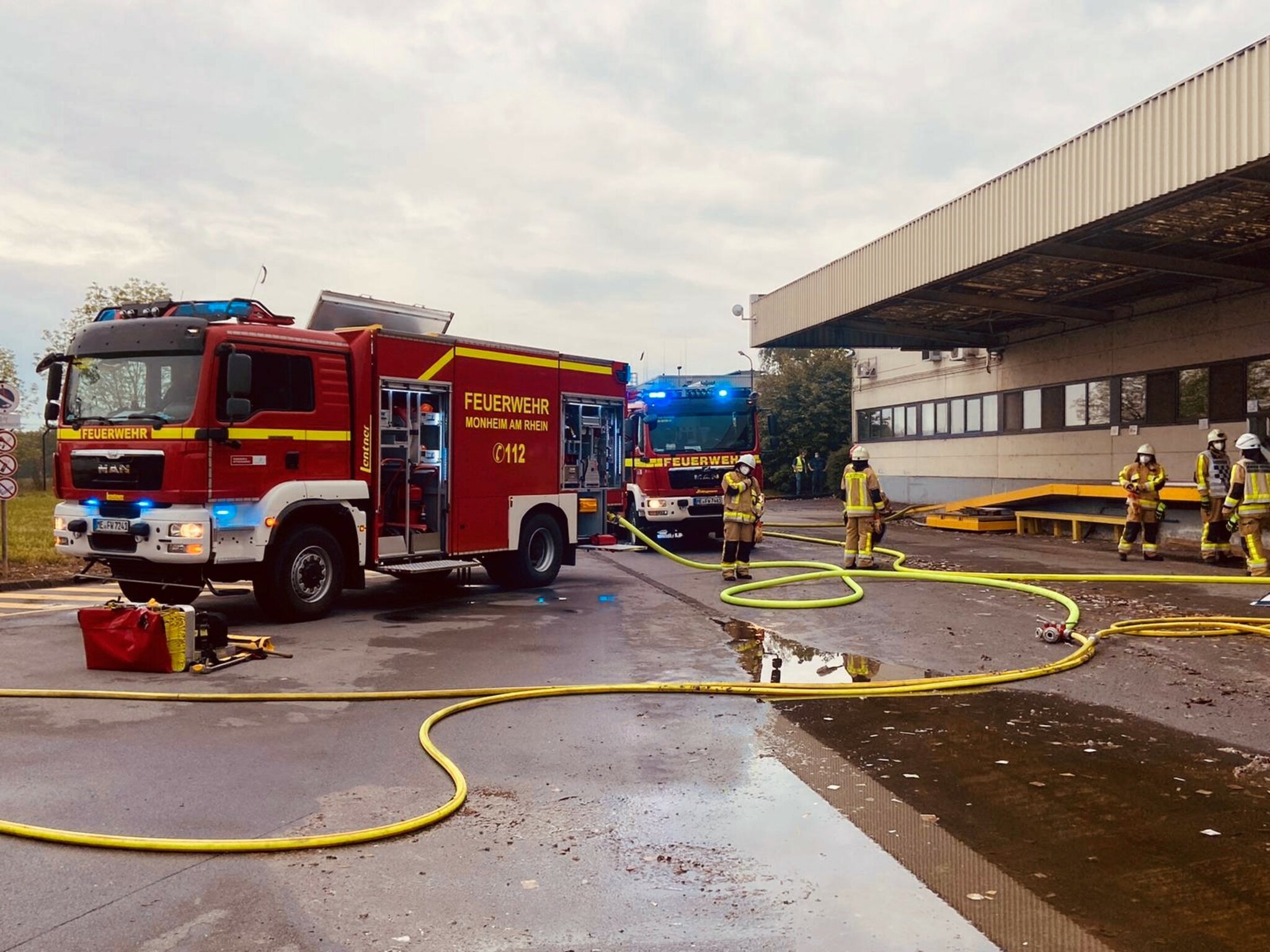 Großbrand Monheim Feuerwehreinsatz In Verpackungsfabrik Geht Die Gefahr Weiter - pb21r6t
