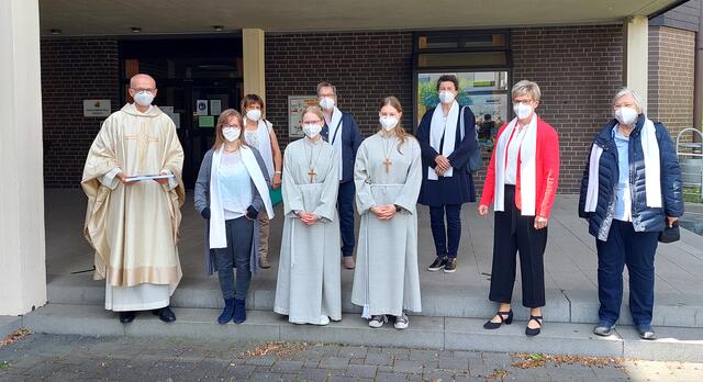 Im Gottesdienst mit Frauen der Initiative „Maria 2.0“ in der Wickeder Pfarrkirche Vom Göttlichen Wort trugen die Frauen alle einen weißen Schal. Damit erinnern sie mit Selbstbewusstsein an ihre Taufberufung.