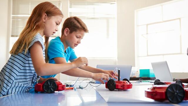 Im Pakt für Informatik arbeiten Schul- und Wirtschaftsministerium gemeinsam mit der IHK NRW, unternehmer.nrw, dem Branchenverband Bitkom und der Landesinitiative Zukunft durch Innovation daran, dass Kinder und Jugendliche ab Sekundarstufe I das Programmieren erlernen und mit Hilfe von Algorithmen Probleme lösen. Foto: Monkey Business - stock.adobe.com