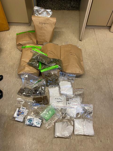 In einer von dem Hagener genutzten Räumlichkeit in der Hagener Innenstadt fanden die Ermittler darüber hinaus noch mehr als 5 kg Amphetamin, zirka 1,5 kg Haschisch, zirka 3,8 kg Marihuana und mehrere Hundert Ecstasy-Tabletten.