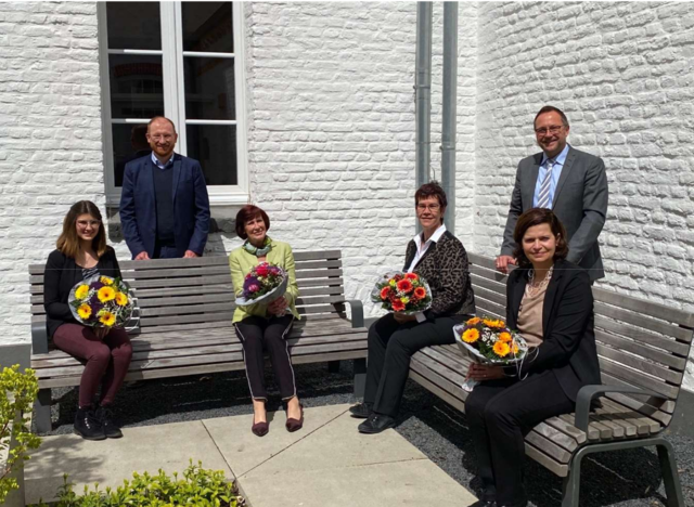 Willkommen und Abschied im kleinen Kreis: Bianca van Loock, technischer Dezernent Niklas Franke, Gerda Jansen, Anneliese Fischer, Bürgermeister Thomas Görtz und Sandra Sperling.