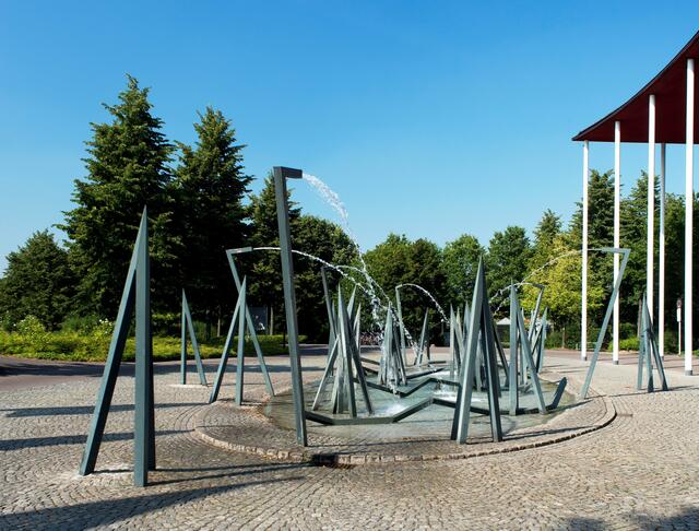 Mülheimer Gruppe heißt die Skulptur von Robert Schad vor der Stadthalle.