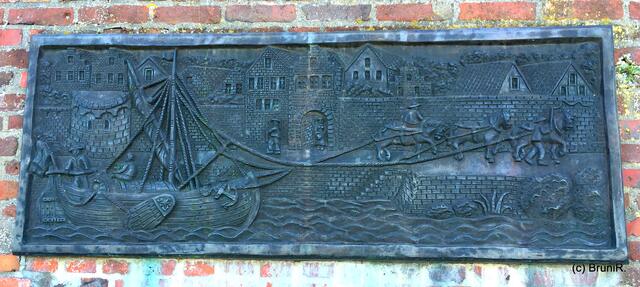 Das Relief an der Mauer (von Hannes Esser) ist von 1982 und erinnert uns an die ehemalige
Treidelstation in Düsseldorf-Kaiserswerth!