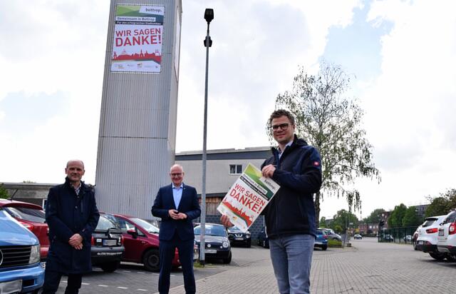 (v.l.) Vertreter aus der Stadtverwaltung Karl-Heinz Maaß (Stadterneuerung) und Klaus Müller (Technischer Beigeordneter) bedanken sich gemeinsam mit Marcel Badura (Quartiersmanager ICM) für die starke Beteiligung am Programm. Foto: Stadt Bottrop
