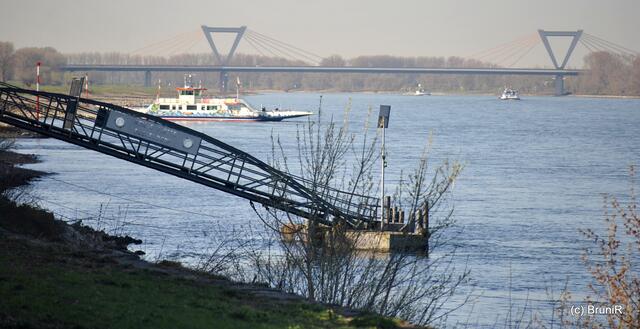 Anleger: WEISSE FLOTTE, Fähre und Flughafenbrücke