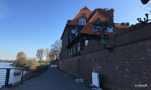 Rechts am Rhein entlang Richtung Mühlenturm