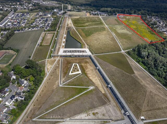 Drohnenfoto vom Stadtteilpark Hassel in Gelsenkirchen mit dem rot markierten Areal für das Wohngebiet.
