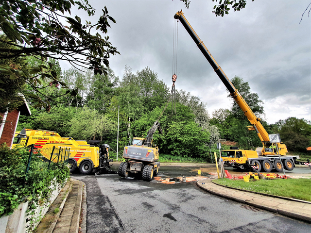Der Bagger steht wieder auf seinen Rädern.