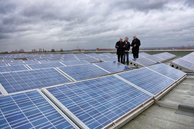 Oberbürgermeister Bernd Tischler, Fachbereichsleiter Umwelt und Grün Stefan Beckmann und Geschäftsführer der ICM Burkhard Drescher freuen sich über den Ausbau der Photovoltaik-Infrastruktur in Bottrop. Foto: ICM