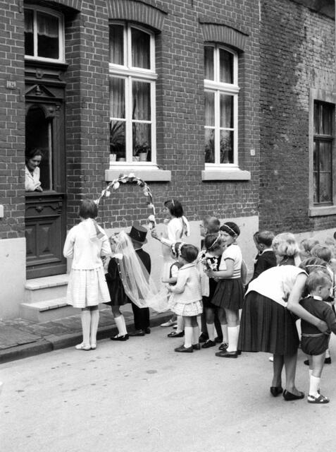 Umzug der Kinder mit der "Pfingstbraut" am Pfingstsonntag 1966 in Velen-Ramsdorf (Kreis Borken). Foto: LWL/Irmgard Simon