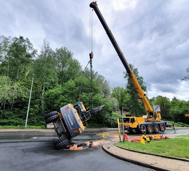 Der umgestürzte Bagger wird wieder aufgerichtet.