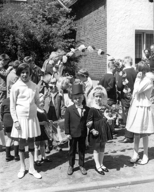 Umzug der Kinder mit der "Pfingstbraut" am Pfingstsonntag 1966 in Velen-Ramsdorf (Kreis Borken).
Foto: LWL/Irmgard Simon