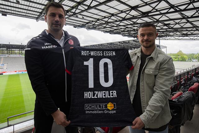 Das Trikot mit der Nummer 10 erhielt Kevin Holzweiler (r.) von RWE-Sportdirektor Jörn Nowak.