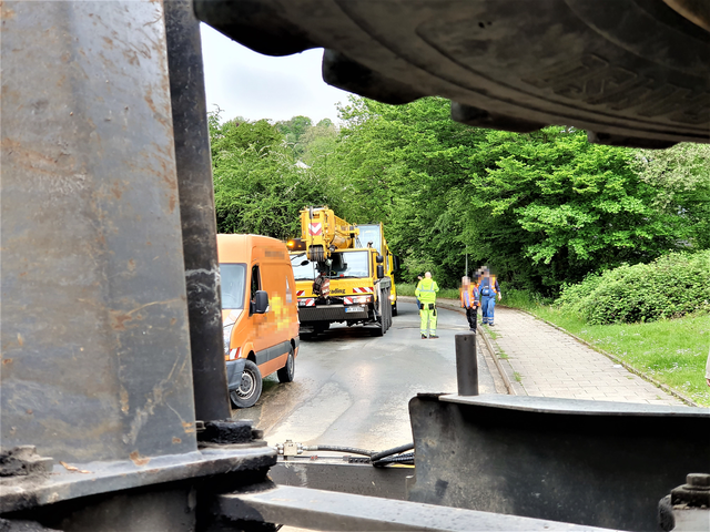 Der Autokran trifft ein, hier ein Blick durch die Reifen des Baggers.