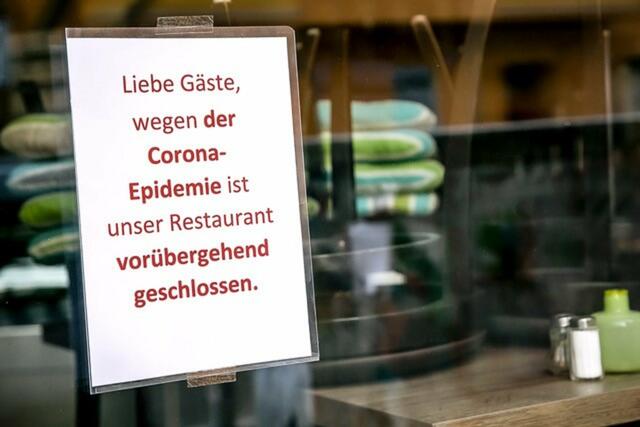 Die Coronaschutzverordnung des Landes NRW erlaubt ab einer stabilen Wocheninzidenz unter 100 die Öffnung der Außengastronomie für Gäste und Beschäftigte, wenn sie geimpft, genesen oder negativ getestet sind. Sinkt die Inzidenz unter 50 können Wirte auch den Innenbereich wieder öffnen.