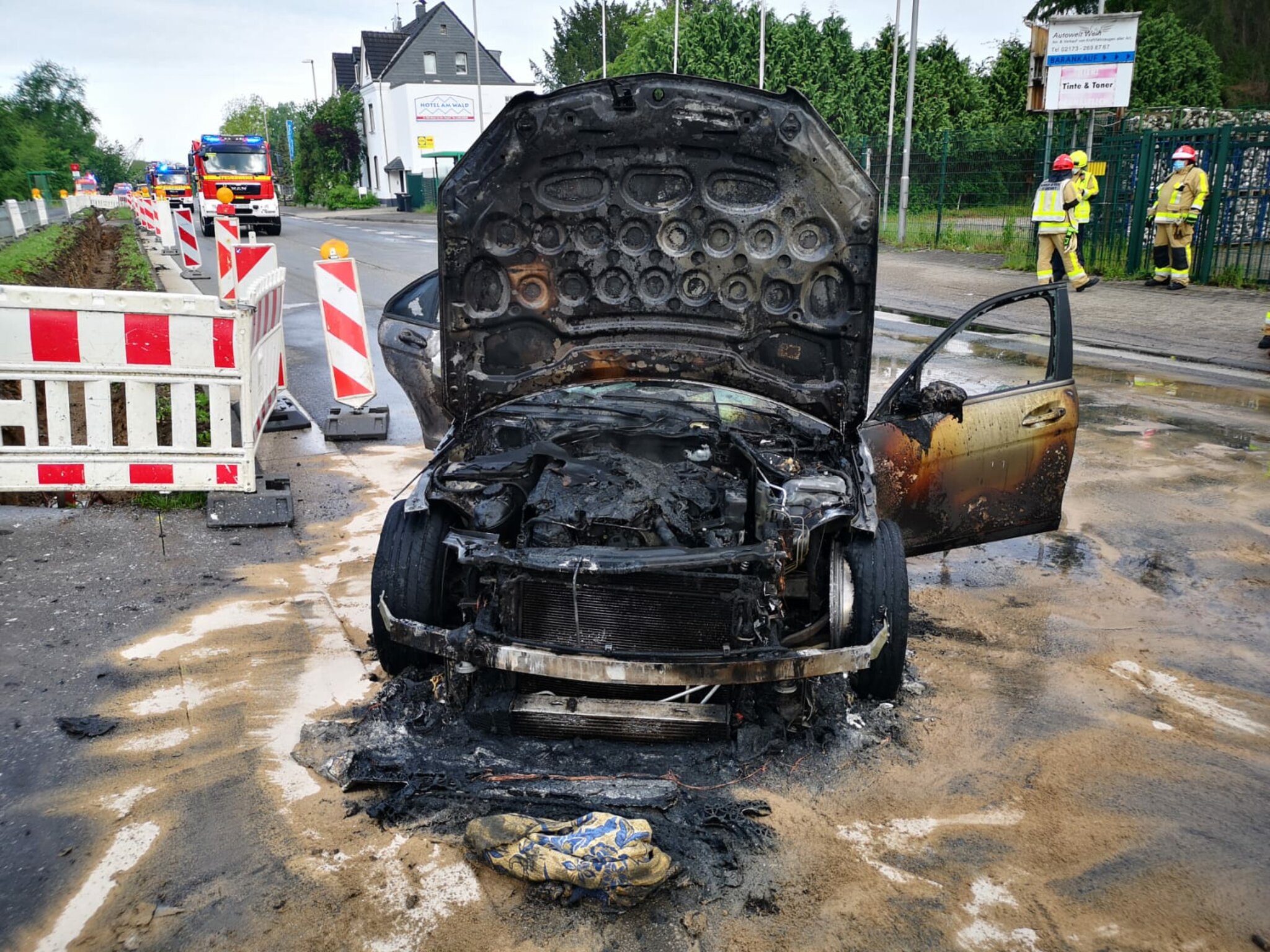 Gewerbehalle In Monheim Im Flammen Was Die Schwarze Rauchsäule Wirklich Verriet - iq6bw6i