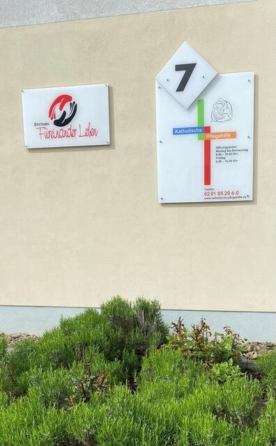 Bienentag 2021: Insektenfreundliche Bepflanzung vor der Geschäftsstelle der Katholischen Pflegehilfe in Steele.