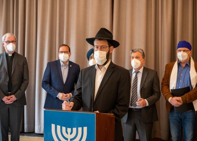 Für die Jüdische Kultus-Gemeinde Essen unterzeichneten Rabbiner Shmuel Aronow und... | Foto: Kirchenkreis Essen/Till Schwachenwalde