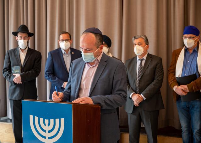 ...Chalwa Chemsuraschwili die Erklärung. | Foto: Kirchenkreis Essen/Till Schwachenwalde