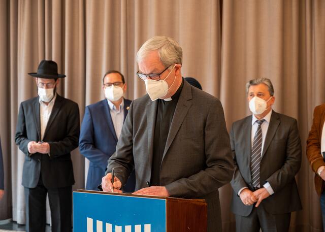 Stadtdechant Jürgen Schmidt unterzeichnete die Erklärung für die Katholische Kirche in Essen... | Foto: Kirchenkreis Essen/Till Schwachenwalde