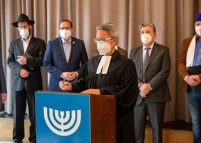 ...und Superintendentin Marion Greve für die Evangelische Kirche in Essen. | Foto: Kirchenkreis Essen/Till Schwachenwalde