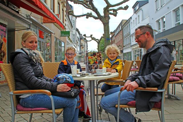 Einen Zwischenstopp zum Eis-Essen auf dem kleinen Radspaziergang - das konnte auch Familie Unkhoff lange Zeit nicht geniessen.  | Foto: K. Rath-Afting