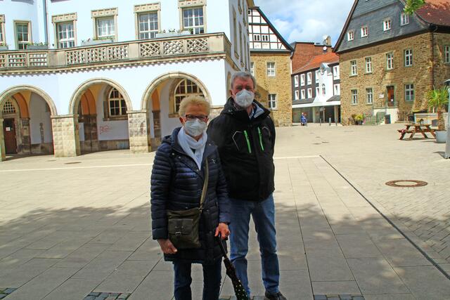 Ehepaar Rohe freut sich auf den reservierten Platz in ihrem Stamm-Restaurant. | Foto: K. Rath-Afting