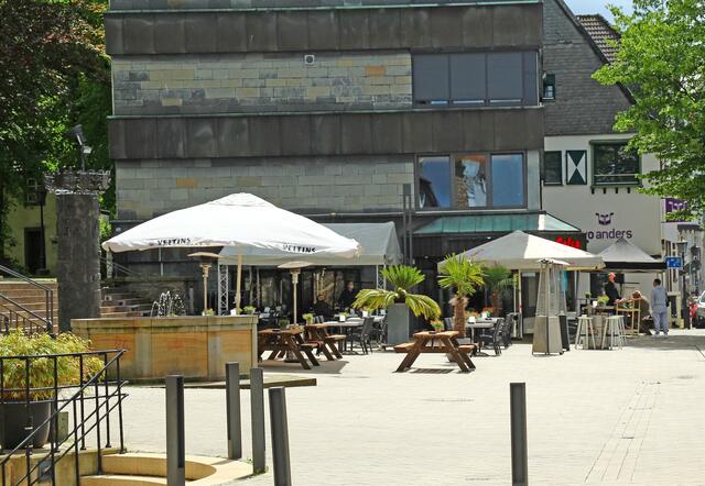 Endlich wieder ein vertrauter Anblick: Geöffnete Marktschirme laden in die Außengastronomie ein. | Foto: K. Rath-Afting