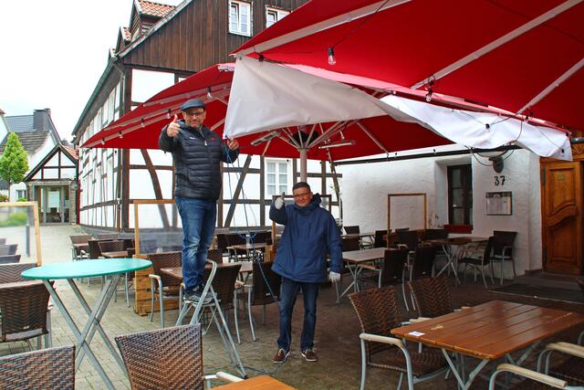 Ab 15 Uhr sind sie auf ihre Gäste vorbereitet: das Team um Toni Castrignano von der Mendener Mühle freut sich, dass es endlich wieder los geht. Bei Einhaltung aller Regeln hoffen sie auf nicht wieder steigende Inzidenzzahlen. | Foto: K. Rath-Afting