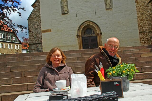 Liessen sich den Cappucino im Sonnenschein schmecken: das Ehepaar Riepe vor der Vincenz-Kirche | Foto: K. Rath-Afting