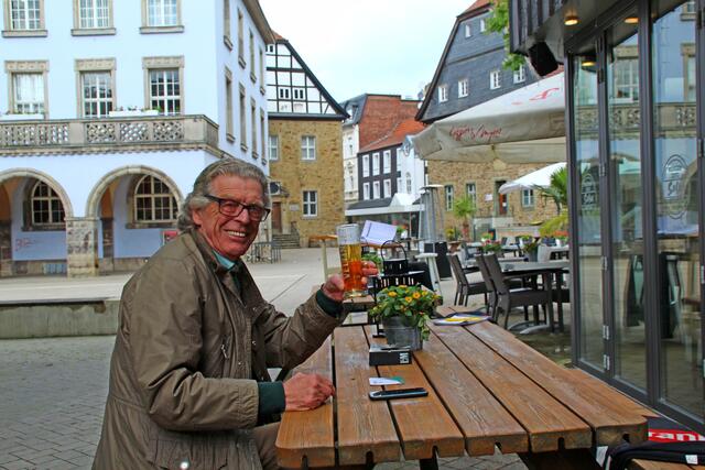 Jonny Balfour denkt vor allem an seine Freunde und Bekannte, welche die Corona-Zeit nicht überlebt haben. "Doch das Leben geht weiter!" | Foto: K. Rath-Afting