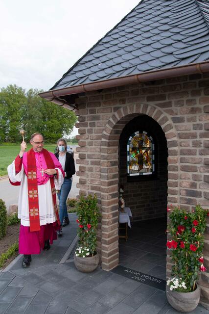 Am Pfingstsonntags besprengte der Regionalbischof die Kapelle mit Weihwasser.