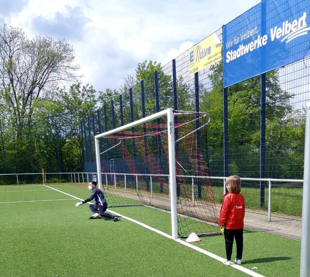 Eine willkommene Abwechslung für Groß und Klein hat die Jugendabteilung des SC Velbert, in Zusammenarbeit mit der sportlichen Leitung der 1. Mannschaft, um Chef-Trainer Peter Radojewski, organisiert. | Foto: Zur Verfügung gestellt von: SC Velbert