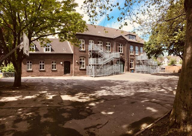 Das zweite städtische KUNSTHAUS in der Meißelstraße 28
hier aktuelles Foto der Frontseite zum ehemaligen Schulhof