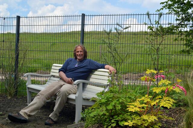 Bernd Pape genießt ein Päuschen auf der Gartenbank. Hier soll noch ein Wasserspiel entstehen. | Foto: LWL / Seifert